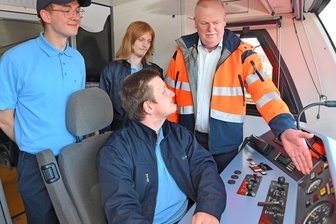 Mit der Vogtlandbahn in drei Jahren zum Traumberuf - Bis Conrad-Oskar Höfler, Martin Freitag und Dominik Ehlert (von links) selbst einen Zug lenken dürfen, dauert es noch eine Weile. Ausbilder Olaf Temp bringt ihnen bei, wie es geht.