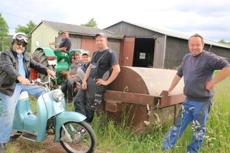Mit der Walze am Traktor geht es durchs Sandbett - Matthias Schöniger (Zweiter von rechts) mit Sohn Kurt, auf der KR 50 sitzt Roland Färber, den Traktor fährt Andreas Zeh, daneben steht Hardy Drechsel. An der Walze ganz rechts: Michael Kießling.