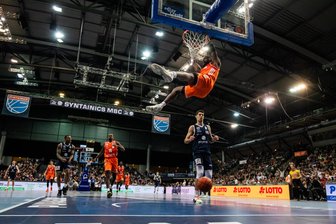 Mit der weißen Wand im Rücken: Niners Chemnitz bauen mit Sieg im Ostderby gegen den MBC Weißenfels ihre Siegesserie aus - John Newman dunkt im Ostderby in Leipzig für die Niners ein.