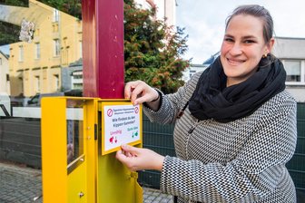 Mit der Zigarettenkippe abstimmen: In Thalheim wird jetzt demokratisch geraucht - Wiebke Arnold, Pressesprecherin der Stadt Thalheim, hat Zigarettenmülleimer mit Abstimmungsfunktion aufstellen lassen. Gerade tauscht Sie die Frage aus.