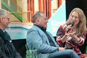 Mit Deutschlands „Glücksfee“ im Johannisbad: So lief der Wirtschaftsbrunch in Zwickau - „Lottofee“ Franziska Reichenbacher auf dem Podium beim Wirtschaftsbrunch. Neben ihr sitzen Freie-Presse-Mediengruppe-Geschäftsführer Daniel Daum (von li.) und der Chef der Meeraner Firma N+P-Informationssysteme, Jens Hertwig.