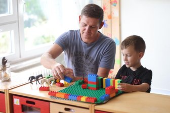 Mit Diabetes in der Kita: Warum der kleine Henry aus Ebersbrunn als einziger Gummibärchen naschen darf - Erzieher Thomas Wiese hat Henrys Werte immer gut im Blick. Waren die Werte zu hoch, gingen die beiden joggen.