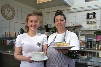 „Mit diesem Ansturm haben wir nicht gerechnet“: So läuft’s im neu eröffneten tschechischen Lokal im Erzgebirge - Eine Knoblauchsuppe hält Sandra Hagyare (links) in den Händen. „Halusky“, Teigklößchen mit geräuchertem Fleisch, zeigt Kristyna Horalkova.