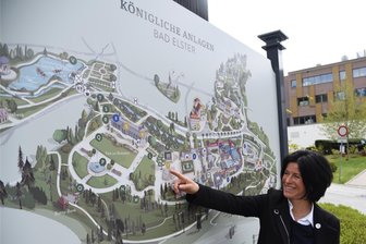 Mit diesem neuen Slogan wirbt Bad Elster künftig um Touristen - Mandy Reinhardt von der Touristinformation Bad Elster zeigt den neuen Orientierungsplan der Königlichen Anlagen Bad Elster.