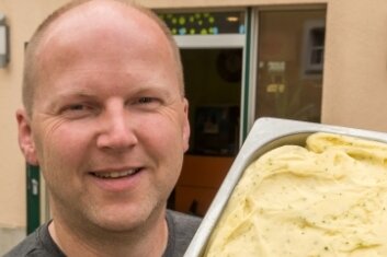Mit diesen Exoten punkten die Eismacher - Holger Knorr zeigt vor seinem Eiscafé "Eisbär" in Marienberg eine Schale frisch gemachtes Ananas-Koriander Fruchteis.