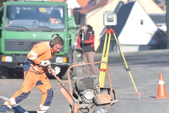 Mit diesen Sperrungen ist zu rechnen - An der Freiberger Wallstraße finden die letzten Verfugungsarbeiten statt. Andreas Kuhnert (hinten) von der Firma Ge eNi aus Brand-Erbisdorf kümmert sich um die Bestandsvermessungen in Vorbereitung der Abnahme.