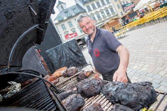 Mit diesen Spezialitäten lockt das Good-Food-Festival in Plauen - Das Good-Food-Festival lockt an diesem Wochenende auf den Plauener Altmarkt. Dabei ist auch Uwe Kölz aus Netzschkau. Er lässt das Fleisch bis zu 24 Stunden in seinem "Smoker" schmoren.