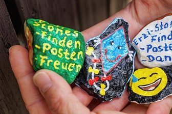 Mit diesen Steinen wird die Welt bunter - Nicht nur für Kinder sind sie wie ein Schatz. Der Trend der Wandersteine hat auch im Erzgebirge viele (scheue) Fans gefunden. 