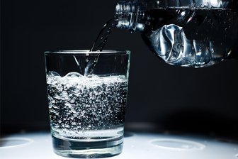 Mit diesen zehn Trink-Tipps lässt sich die Hitze aushalten - Wasser ist ein guter Durstlöscher.