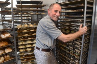 Mit Drachenstollen und Feingebäck: Wie eine vogtländische Bäckerei 125 Jahre geworden ist - Volker Wunderlich schiebt Bleche in den Gärautomaten.