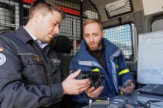 Mit Drohne für 12.000 bis 15.000 Euro: Annaberger THW soll künftig auch aus der Luft helfen - Phillip Mann (l.), der Ortsbeauftragte des Ortsverbands Annaberg des Technischen Hilfswerks, und Toni Kunz, der als Truppführer an der Spitze der neuen Einheit steht, begutachteten direkt nach dem Auspacken die Übungsdrohne und deren Steuerung. 