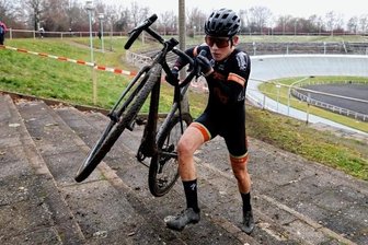 Mit dünnen Reifen durch den Matsch - Es ging nicht nur über Asphalt, Wiese, Schlamm und Schotter, sondern auch über Treppen, wie hier für Finley Börner im Radstadion.