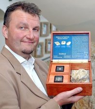 Mit Edelsteinen aus dem Vogtland auf Europa-Tour - 
              <p class="artikelinhalt">Jens Pfretzschner von der Vogtland Kultur GmbH präsentiert die Schatulle mit den Topasen für die Queen aus dem Bestand des Mineralienzentrums Schneckenstein. </p>
            