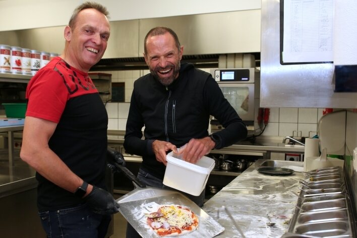 Mit ehemaligen Radsportprofis auf Tour - Olaf Ludwig (l.) und Mario Kummer haben sich die Strecken im Erzgebirge angeschaut und dabei auch das Gesamterlebnis ausprobiert. Pizzabacken in kleiner Gruppe gehörte dazu. 