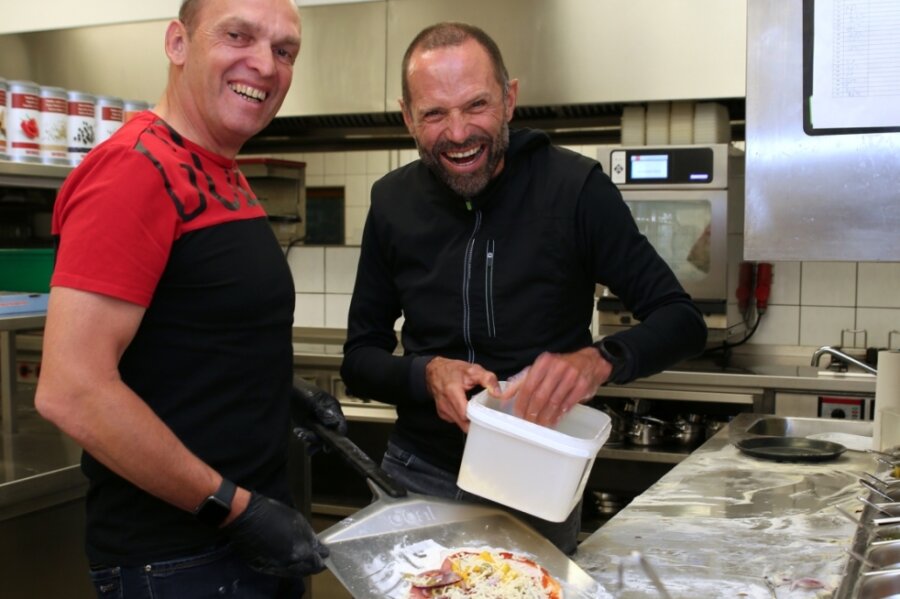 Mit ehemaligen Radsportprofis das Erzgebirge entdecken - Olaf Ludwig (l.) und Mario Kummer haben sich die Strecken im Erzgebirge angeschaut und dabei auch das Gesamterlebnis ausprobiert. Pizzabacken in kleiner Gruppe gehörte dazu. 