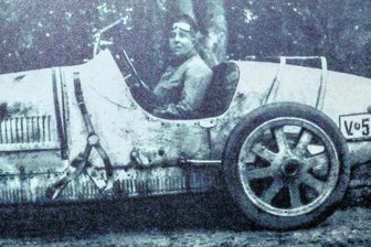Mit eigener Oldtimer-Rundfahrt am Start - Hans Erik von Trützschler, Freiherr zu Falkenstein (1892-1956), fuhr in jungen Jahren Autorennen. Hier in einem Bugatti T35.