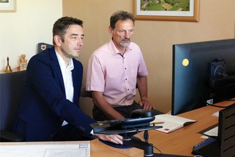 Mit einem alten Hasen in den neuen Alltag: So hat Drebachs Bürgermeister seinen scharfen Start gemeistert - In seiner ersten Woche verbrachte der neue Drebacher Bürgermeister Swen Drechsler (links) viel Zeit an der Seite seines Vorgängers Jens Haustein, der ihn auch am Computer mit vielen Aufgaben vertraut machte.
