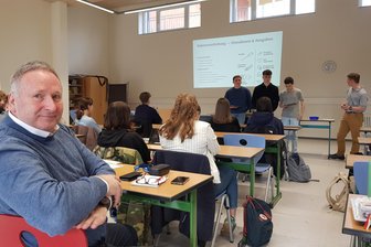 Mit einem Chef auf Augenhöhe: So lernen Schüler im Vogtland Wirtschaft - Injecta-Geschäftsführer Frank Riemer-Keller im Mehrzweckraum des Klingenthaler Sportcampus. Die Schülerteams präsentieren hier die Zwischenergebnisse ihres Injecta-Projektes.