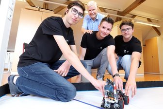 Mit einem kleinen Roboter die große Olympiade gewinnen: Junge Tüftler aus Freiberg siegen in Chemnitz - Die ZEN-Crew: Logan Weigoldt, Olaf Schulze, Maximilian Kautzsch und Finnian Belger (v.l.) mit ihrem Roboter.