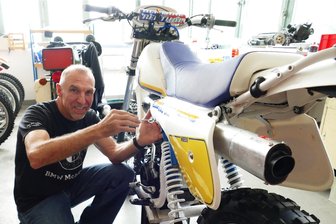 Mit einem Museumsexemplar auf die Piste: Wie eine Enduro-Legende aus den USA in Zschopau weiter an einem Traum feilt - Letzter Feinschliff: Im Zschopauer Enduro-Museum hat Fred Hoess noch einmal an seiner Maschine gebastelt, auf der er am Samstag seinen nächsten Erfolg feiern will.