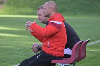 Mit einem Sieg in die Winterpause: Lößnitz gewinnt trotz schmal besetztem Kader in Chemnitz - Seit Oktober sitzt Heiko Junghans (vorn) beim FC Lößnitz wieder auf der Trainerbank. Unterstützt wird er von Ronny Liebold.