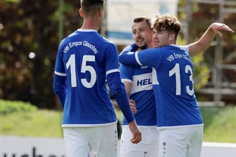 Mit einem Testspiel gegen die A-Junioren des Chemnitzer FC: So sieht der Vorbereitungsplan des Fußball-Oberligisten VfB Empor Glauchau aus - Der VfB Empor (hier mit Riccardo Gläser, Jonas Mack und Björn Trinks, v.l.) feierte in der vergangenen Saison gegen Lok Zwickau zwei hohe Siege. In der Vorbereitung auf 2025/26 treffen die Teams erneut aufeinander.