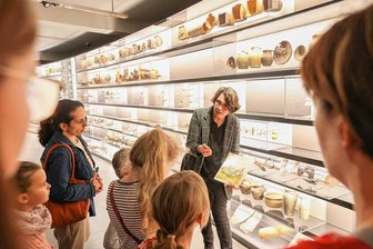 Mit einer Archäologin den christlichen Weihnachtsbräuchen auf der Spur - Weihnachtsführung im Archäologiemuseum: Yvonne Schmuhl klärte über christliche Bräuche, ihre Herkunft und Veränderung auf.