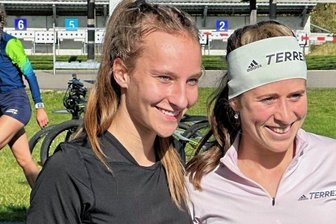 Mit einer Olympiasiegerin auf der Strecke - Ein Schnappschuss fürs Familienalbum: Lilu Förster vom SV Großwaltersdorf (l.) mit Katharina Hennig, Goldmedaillengewinnerin von Peking. Beide waren beim Deutschlandpokal in Oberhof dabei. 