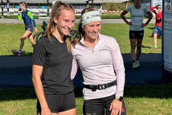 Mit einer Olympiasiegerin auf der Strecke - Ein Schnappschuss fürs Familienalbum: Lilu Förster vom SV Großwaltersdorf (l.) mit Katharina Hennig, Goldmedaillengewinnerin von Peking. Beide waren beim Deutschlandpokal in Oberhof dabei. 