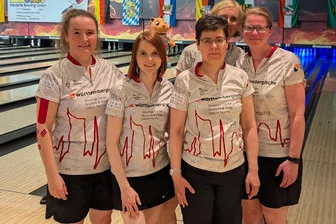 Mit einer „Sechserkette“ in die 1. Bundesliga: Bowlingspielerin mit Rochlitzer Wurzeln steigt auf - Die ehemalige Rochlitzerin Anja Garbotz (2. v. l.) steigt mit den Frauen der L.E. Little Rollers in die 1. Bundesliga auf.