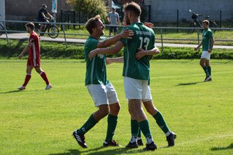 Mit einfachen Mitteln: Lichtenberger Fußballer stutzen dem TSV Flöha die Flügel - Lichtenberger Freudentaumel: Robert Miersch (l.), Maximilian Grajetzky (r.) und Johann Lange bejubeln den dritten Treffer.