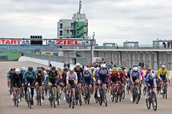 Mit einheimischer Unterstützung: Wie ein Berliner das Radrennen auf dem Sachsenring gewann - Beim Eliterennen gab es am Samstag auf dem Sachsenring das größte Starterfeld. 93 Fahrer nahmen die 70 Kilometer auf dem Grand-Prix-Kurs in Angriff.