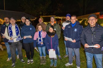 Mit Elfmeterschießen gegen den Weihnachtsmann: Fußballverein im Erzgebirge lädt zu besonderem Weihnachtsmarkt - Der SV Blau-Weiß Albernau organisiert seit Jahren den Weihnachtsmarkt im Ort. Dafür probt jetzt schon der Chor der Fußballer.