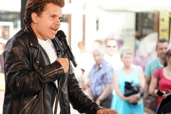 Mit Elvis-Tolle zur Suche nach dem Superstar - Wird er "Deutschlands Superstar"? Eric Gerschewski aus Königswalde während des Castings in Wernigerode. Für seinen Auftritt hat er sich "Johnny. B. Goode" von Chuck Berry ausgesucht.