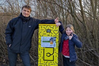Mit Energie direkt vom Dach: Erste Ladesäule mit Bürgerstrom in Freiberg in Betrieb - Bargeldlos zapfen: Georg Rudolph und Tochter Marit sind gerne mit Sonnenstrom mobil.