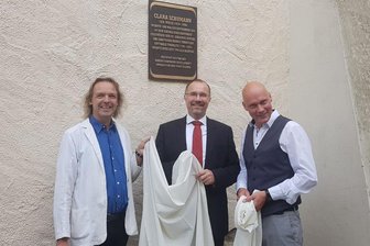 Mit Enthüllungs-Aktion: Clara-Wieck-Tage eröffnet - Gemeinsam enthüllten sie die blitzblanke Plakette (von links): Thomas Synofzik, Leiter des Robert-Schumann-Hauses in Zwickau, Bürgermeister Steffen Zenner (CDU) und Uwe Fischer, Pädagoge am Vogtland-Museum.