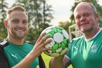 Mit erfahrenem Neuzugang ins Derby - Als Oberligaspieler Philipp Dartsch (links) an die Tür von Rico Riedel (rechts) klopfte, machte der sportliche Leiter des BSC Rapid ganz schnell auf. Der Neuzugang traf gleich in seinem ersten Spiel doppelt.