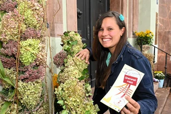 Mit Erntekranz aus Lego: Fünf Tipps für Familien am Wochenende in Mittweida - Stadtsprecherin Nancy Wagner mit dem Stempelpass zum Landeserntedankfest in Mittweida. Wer alle 20 Stempel sammelt, kann auf einen Hauptpreis hoffen.
