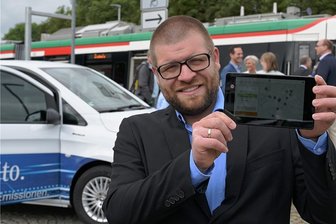 Mit "Erzmobil" und App: Wie Zwönitz Mobilität neu erfindet - Er leitet das Smart-City-Projekt in Zwönitz: Martin Benedict. Die Software für den Anschlussverkehr per Elektrobus ist schon fertig.