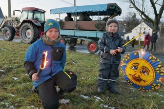 Mit Fackel und Lampion zur musikalischen Rundtour - Der neunjährige Rudi Friedrich und der dreijährige Fritz Friedrich hatten zur musikalischen Rundtour in Mitteldorf Fackel und Lampion angezündet und und freuten sich über die Aktion. 