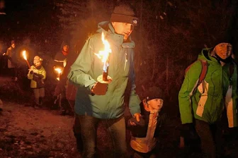 Mit Fackeln durch Erlbach zum Kegelberg - Die Route führte über drei Kilometer vom Marktplatz zum Einkehrschwung nahe der Talstation des Skigebietes.