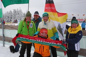 Mit Fahne des Heimatvereins ein letztes Mal über die Ziellinie - Mitgefiebert: Lena Wanke (v.) ist Anne Winklers größter Fan. Dahinter Anke Kröhnert, Mike und Katrin Wanke sowie Silke Wenzel (v.l.) jubelten der Saydaerin bei ihrem letzten Rennen zu.