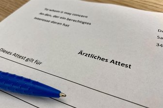Mit falschem Attest in Chemnitzer Supermarkt erwischt: Rechter Aktivist vor Gericht - Gefragt bei Maskenverweigerern: Während der Coronapandemie stellte ein Mediziner aus Hessen solche Blanko-Atteste zum Selbstausfüllen ins Netz.