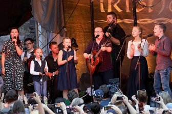 Mit Familienanschluss - Fast wie früher, jetzt nur mit den eigenen Kindern unterwegs: Angelo Kelly mit Gitarre und seiner Familie auf deraktuellen "Irish Summer Tour" - hier machten sie in Wertheim Station.