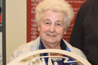 Monika Sillge aus Waldkirchen mit dem Organisator der Stollenverkostung, Thomas Pollrich vom Vorstand des Fördervereins.