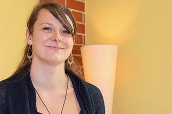 Mit Farbe und Pinsel gegen den Krebs - Larissa Morgenstern hilft Krebspatienten mit ihren Malkursen, die Krankheit für kurze Zeit zu vergessen.