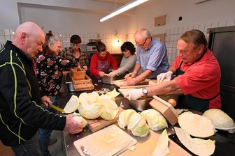 Mit Fass, Hobel und Stampfer: So geht Sauerkraut „Selfmade in Augustusburg“ - Kondition ist gefragt beim Schneiden und Hobeln des Sauerkrautes im Lehngericht: Gesund und einfach zuzubereiten - hat die Spezialität aus Augustusburg ihre Fans.