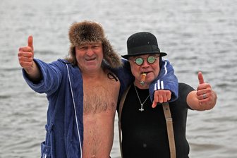 Mit Fellmütze, Hut und Zigarre: Diese mutigen Vogtländer stiegen zum Jahreswechsel in die eiskalte Talsperre Pöhl - Thomas Kurz und Thomas Siegel schossen mit Fellmütze, Melone und Zigarre den Vogel ab.