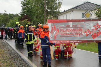 Mit Festumzug als Höhepunkt: Feuerwehr Limbach feiert vier Tage lang ihr Jubiläum - Die Jugend- und die Kinderfeuerwehr von Limbach führten den Festumzug an.