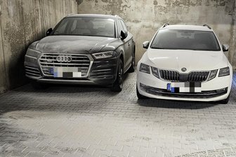 Mit Feuerlöscher 28 Autos in Rochlitz unter Staubschicht gelegt: Zeuge hat sich bei Polizei gemeldet - Die verstaubten Autos in der Tiefgarage in Rochlitz.